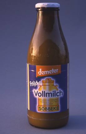 Flasche mit Bio-Rohmilch/Vorzugsmilch